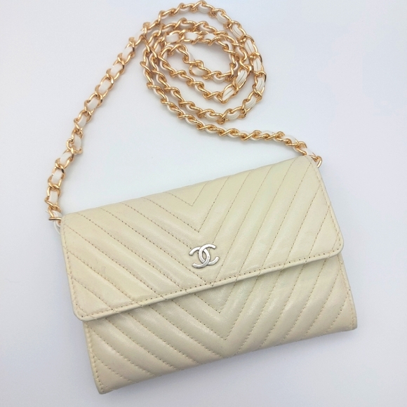 CHANEL Handbags - 💛CHANEL Authentic V Stiching Wallet On Chain/Clutch💛